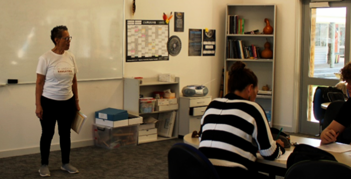 Hiria Tumoana working with students in her classroom