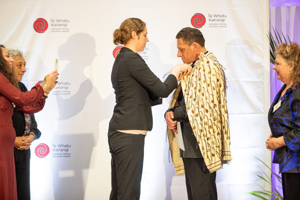 Professor Carolyn Gates, the 2022 Prime Minister’s Educator of the Year, bestowing the Rauaroha korowai on Dr Ēnoka Murphy.