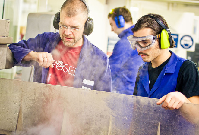 An instructor guiding a trainee in industrial tasks pt