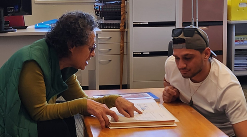 Hiria Tumoana discusses an assignment with a student