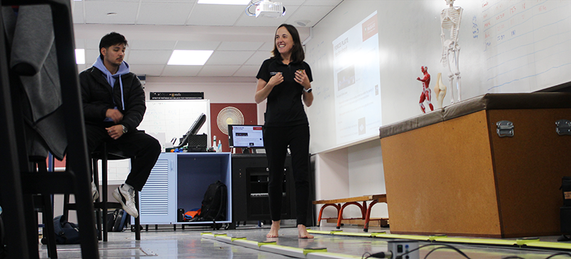 Kim Hébert-Losier demonstrating biomechanics theory to students