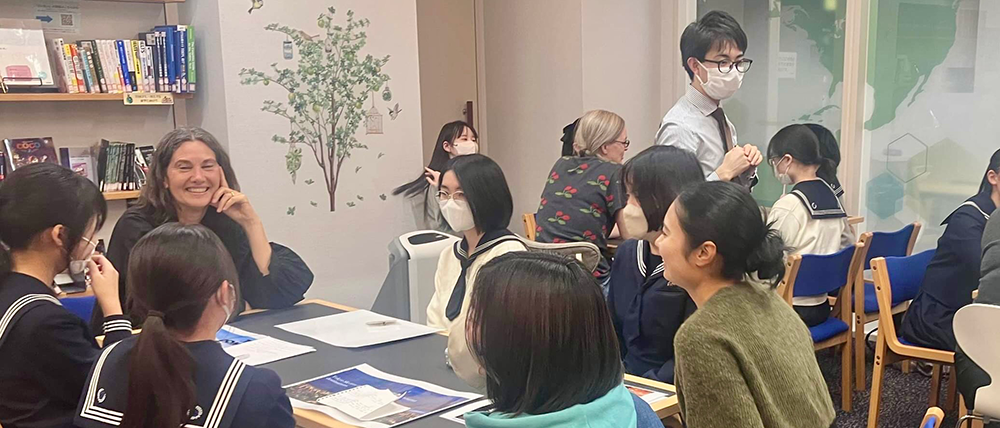 Antonie Alms works with Japanese students